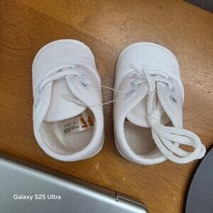 NWT newborn white canvas baby crib shoes with a soft sole and lace-up design sz1